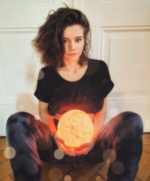 Joyce Ilg Instagram - 2021 ist das Saturnjahr ✨🪐 ein Jahr des Wandels und der Transformation. Alte Strukturen werden in neue umgewandelt. Habt ihr es schon gespürt? Vielleicht den Job oder die Wohnung gewechselt? Neue Denkweisen entwickelt, alte Handlungsmuster durchbrochen & Themen aufgearbeitet? Wenn du den Mut zur Veränderung hast, gibt es dieses Jahr viele Chancen dafür. ❤

#universe #spiritualität #saturn #salzkristall #planet #love and #light