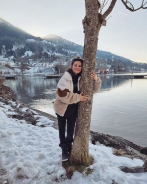 Joyce Ilg Instagram - Gestern mal wieder nen Baum lieb gehalten 😍😂. Wow, die Natur im Allgäu bringt mich grade richtig zur Ruhe.