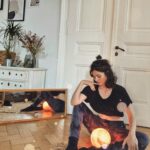 Joyce Ilg Instagram - 2021 ist das Saturnjahr ✨🪐 ein Jahr des Wandels und der Transformation. Alte Strukturen werden in neue umgewandelt. Habt ihr es schon gespürt? Vielleicht den Job oder die Wohnung gewechselt? Neue Denkweisen entwickelt, alte Handlungsmuster durchbrochen & Themen aufgearbeitet? Wenn du den Mut zur Veränderung hast, gibt es dieses Jahr viele Chancen dafür. ❤ #universe #spiritualität #saturn #salzkristall #planet #love and #light
