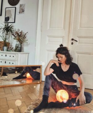 Joyce Ilg Instagram - 2021 ist das Saturnjahr ✨🪐 ein Jahr des Wandels und der Transformation. Alte Strukturen werden in neue umgewandelt. Habt ihr es schon gespürt? Vielleicht den Job oder die Wohnung gewechselt? Neue Denkweisen entwickelt, alte Handlungsmuster durchbrochen & Themen aufgearbeitet? Wenn du den Mut zur Veränderung hast, gibt es dieses Jahr viele Chancen dafür. ❤

#universe #spiritualität #saturn #salzkristall #planet #love and #light