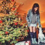 Joyce Ilg Instagram - PANTS DOWN AM WEIHNACHTSBAUM! #PantsDownerstag 🎄 Habt ihr dieses Jahr nen Baum zuhause? Ich nicht. Der war nur geborgt ;) #Weihnachtsbaum #pantsdown