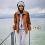 Joyce Ilg Instagram - Dem inneren Kind sollte man Aufmerksamkeit schenken. Was habt ihr als Kind gerne gemacht & macht es heute noch gerne? Ich sollte vor Kurzem spontan ohne nachzudenken aufschreiben, was ich als Kind gern gemacht habe. Raus kam: Toben 😍😂 >>> Warum bin ich eigentlich so warm angezogen & @marc_rene_lochmann & @deinwasserexperte gehen schwimmen? 😂🤷🏻‍♀️ #goodvibes #summervibes