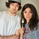 Joyce Ilg Instagram – Typisch Wohnungssuche! Wer kennt’s? 😂🙈 Es gibt kaum noch Wohnungen ohne nen fetten Abschlag für etwas, was man übernehmen “muss”. Selbst wenn man es gar nicht brauchen kann. Ich hab da schon einige Erfahrungen gemacht. Einmal wollte sogar ein Vermieter 50€ pro Monat zusätzlich zur Miete für ne Waschmaschine – bei ner Mindestlaufzeit von 2 Jahren. Da wärs ja billiger gewesen mir ne Neue zu kaufen & die würde hinterher dann immerhin mir gehören 😂… Hab die Wohnung nicht genommen. Was sind so eure Erfahrungen? 

#Wohnungssuche #Comedy @chrishalb12