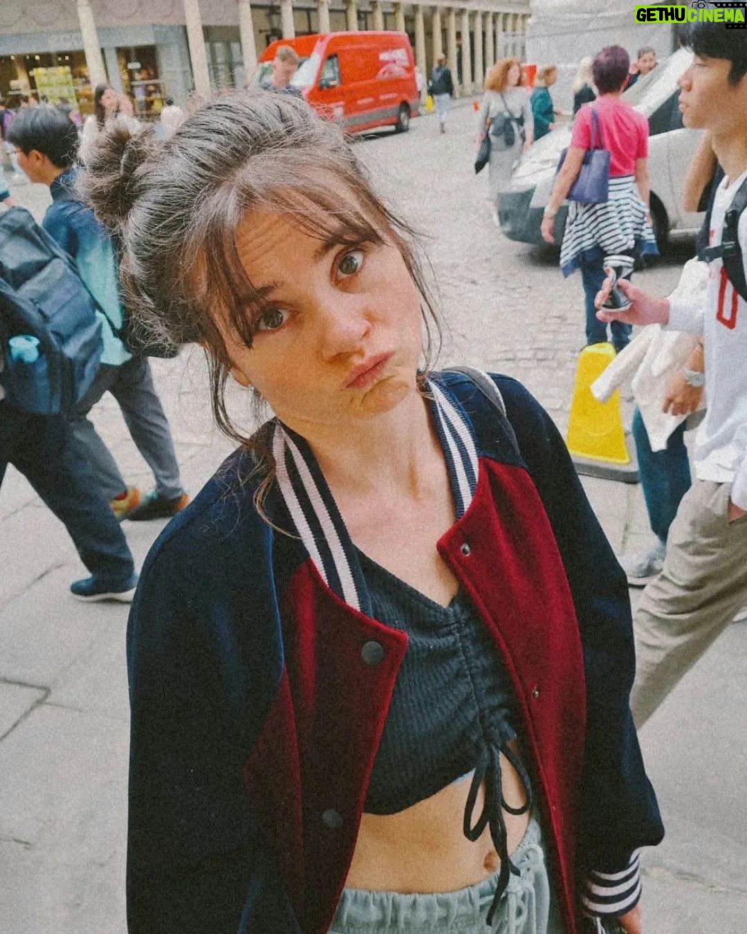Joyce Ilg Instagram - England Sommer 2023 ☀️🌧 1. Bath, UK 2. Ich habs einfach immer wieder verteilt, wo ich als Fahrerin im Auto einsteigen muss 😂 3. Hatte meine Fuchs-Regenjacke dabei 4. Im Kornkreis in Südengland 5. Im Lidl in Südengland 😂 6. Ankunft in London 7. Wir verstoßen gegen die Regeln 8. Beatles Walk 9. Soho 10. Mit Olgu, einem meiner besten Freunde, bei dem wir in London gepennt haben