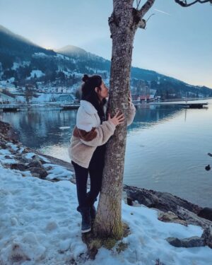 Joyce Ilg Instagram - Gestern mal wieder nen Baum lieb gehalten 😍😂. Wow, die Natur im Allgäu bringt mich grade richtig zur Ruhe.