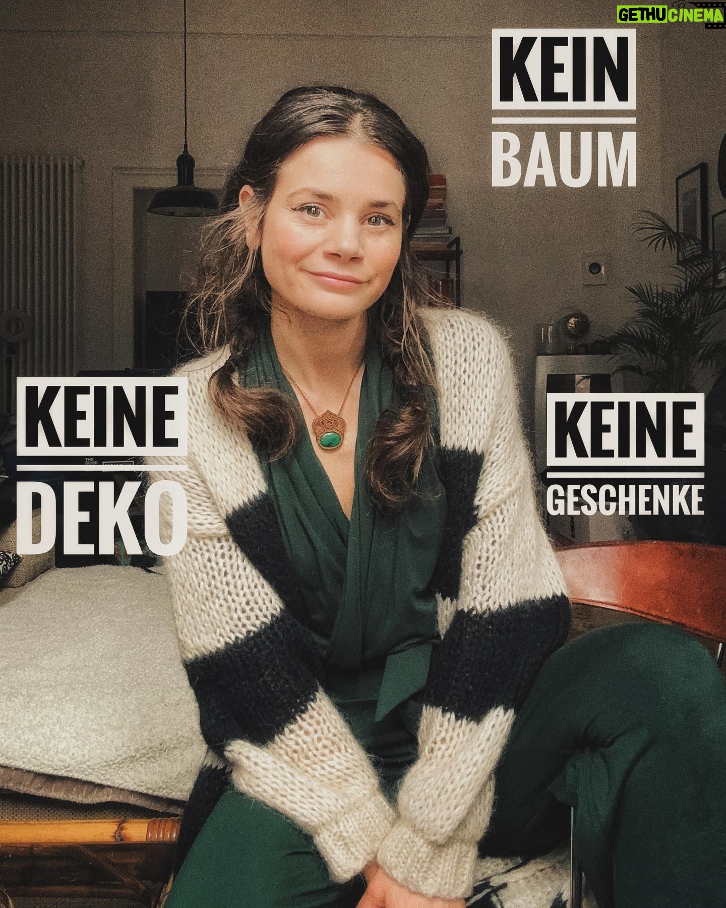 Joyce Ilg Instagram - Mein 1. minimalistisches Weihnachten. Ohne Geschenkekaufvorweihnachtsstress, ohne Baum/Deko/Adventskranz. Und der 1. Weihnachtstag war ne Pause allein zuhaus. Fühlt sich richtig gut an. Sonst ist es immer genau das Gegenteil gewesen bei mir 😂 Wie feiert ihr? Fröhliche, besinnliche Weihnachten euch allen 🎅🏼🤶🏽❤️🎄🔥 Heute steht bei mir wieder Oma auf dem Plan & dann Patricks Familie im Sauerland #merrychristmas