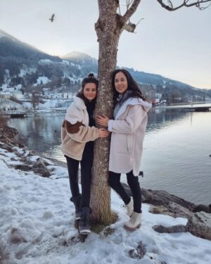 Joyce Ilg Instagram - Gestern mal wieder nen Baum lieb gehalten 😍😂. Wow, die Natur im Allgäu bringt mich grade richtig zur Ruhe.