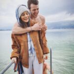 Joyce Ilg Instagram - Dem inneren Kind sollte man Aufmerksamkeit schenken. Was habt ihr als Kind gerne gemacht & macht es heute noch gerne? Ich sollte vor Kurzem spontan ohne nachzudenken aufschreiben, was ich als Kind gern gemacht habe. Raus kam: Toben 😍😂 >>> Warum bin ich eigentlich so warm angezogen & @marc_rene_lochmann & @deinwasserexperte gehen schwimmen? 😂🤷🏻‍♀️ #goodvibes #summervibes