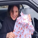 Joyce Ilg Instagram - England Sommer 2023 ☀️🌧 1. Bath, UK 2. Ich habs einfach immer wieder verteilt, wo ich als Fahrerin im Auto einsteigen muss 😂 3. Hatte meine Fuchs-Regenjacke dabei 4. Im Kornkreis in Südengland 5. Im Lidl in Südengland 😂 6. Ankunft in London 7. Wir verstoßen gegen die Regeln 8. Beatles Walk 9. Soho 10. Mit Olgu, einem meiner besten Freunde, bei dem wir in London gepennt haben