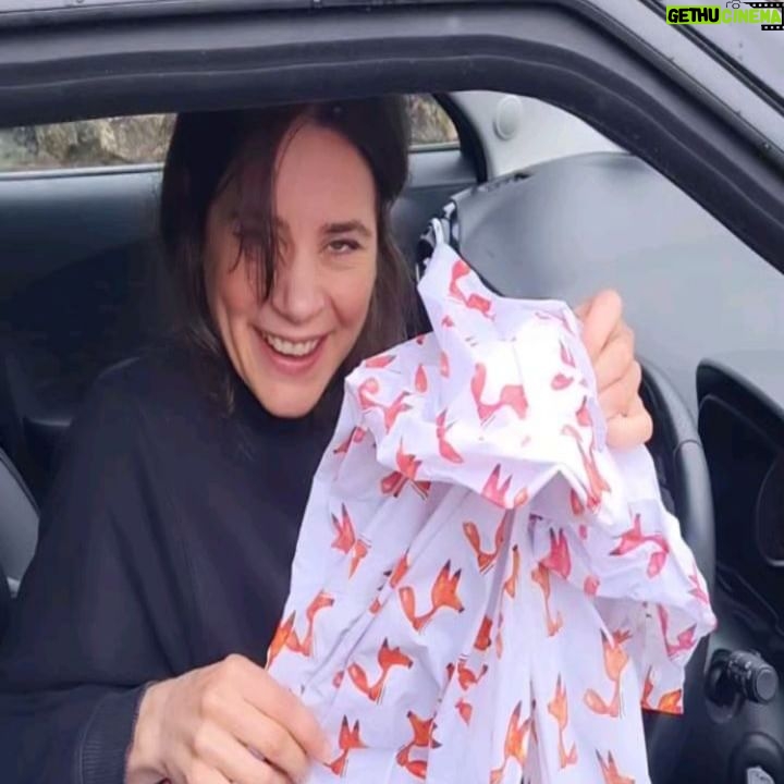 Joyce Ilg Instagram - England Sommer 2023 ☀️🌧 1. Bath, UK 2. Ich habs einfach immer wieder verteilt, wo ich als Fahrerin im Auto einsteigen muss 😂 3. Hatte meine Fuchs-Regenjacke dabei 4. Im Kornkreis in Südengland 5. Im Lidl in Südengland 😂 6. Ankunft in London 7. Wir verstoßen gegen die Regeln 8. Beatles Walk 9. Soho 10. Mit Olgu, einem meiner besten Freunde, bei dem wir in London gepennt haben