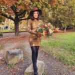 Joyce Ilg Instagram - Ich bin ein Herbstkind! 🍂🍁 Im goldenen Oktober bin ich zur Welt gekommen. Und ich liebe diese Jahreszeit. Auch wenn ich meinen Geburtstag nie richtig draußen feiern & ne Gartenparty schmeißen konnte 😂. Und auch mit dem Älterwerden hab ich früher ein Problem gehabt, weswegen ich oft nicht wollte, dass der Sommer endet. Schon an meinem 20. Geburtstag hab ich geweint, weil ich kein Teenager mehr war. Aber mittlerweile -paradoxerweise umso älter ich werde- hab ich weniger ein Problem damit. Denn das Älterwerden entpuppte sich als wundervolle Reise, bei der ich die Zeit nicht mehr zurückdrehen wollen würde. 💫❤⏳