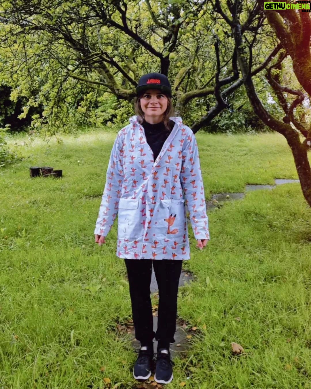 Joyce Ilg Instagram - England Sommer 2023 ☀️🌧 1. Bath, UK 2. Ich habs einfach immer wieder verteilt, wo ich als Fahrerin im Auto einsteigen muss 😂 3. Hatte meine Fuchs-Regenjacke dabei 4. Im Kornkreis in Südengland 5. Im Lidl in Südengland 😂 6. Ankunft in London 7. Wir verstoßen gegen die Regeln 8. Beatles Walk 9. Soho 10. Mit Olgu, einem meiner besten Freunde, bei dem wir in London gepennt haben