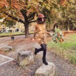 Joyce Ilg Instagram - Ich bin ein Herbstkind! 🍂🍁 Im goldenen Oktober bin ich zur Welt gekommen. Und ich liebe diese Jahreszeit. Auch wenn ich meinen Geburtstag nie richtig draußen feiern & ne Gartenparty schmeißen konnte 😂. Und auch mit dem Älterwerden hab ich früher ein Problem gehabt, weswegen ich oft nicht wollte, dass der Sommer endet. Schon an meinem 20. Geburtstag hab ich geweint, weil ich kein Teenager mehr war. Aber mittlerweile -paradoxerweise umso älter ich werde- hab ich weniger ein Problem damit. Denn das Älterwerden entpuppte sich als wundervolle Reise, bei der ich die Zeit nicht mehr zurückdrehen wollen würde. 💫❤⏳