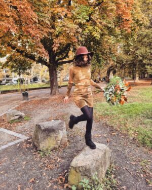Joyce Ilg Instagram - Ich bin ein Herbstkind! 🍂🍁 Im goldenen Oktober bin ich zur Welt gekommen. Und ich liebe diese Jahreszeit. Auch wenn ich meinen Geburtstag nie richtig draußen feiern & ne Gartenparty schmeißen konnte 😂. Und auch mit dem Älterwerden hab ich früher ein Problem gehabt, weswegen ich oft nicht wollte, dass der Sommer endet. Schon an meinem 20. Geburtstag hab ich geweint, weil ich kein Teenager mehr war. Aber mittlerweile -paradoxerweise umso älter ich werde- hab ich weniger ein Problem damit. Denn das Älterwerden entpuppte sich als wundervolle Reise, bei der ich die Zeit nicht mehr zurückdrehen wollen würde. 💫❤⏳