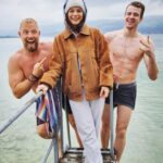 Joyce Ilg Instagram – Dem inneren Kind sollte man Aufmerksamkeit schenken. Was habt ihr als Kind gerne gemacht & macht es heute noch gerne? Ich sollte vor Kurzem spontan ohne nachzudenken aufschreiben, was ich als Kind gern gemacht habe. Raus kam: Toben 😍😂 >>> Warum bin ich eigentlich so warm angezogen & @marc_rene_lochmann & @deinwasserexperte gehen schwimmen? 😂🤷🏻‍♀️ #goodvibes #summervibes