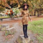 Joyce Ilg Instagram – Ich bin ein Herbstkind! 🍂🍁 Im goldenen Oktober bin ich zur Welt gekommen. Und ich liebe diese Jahreszeit. Auch wenn ich meinen Geburtstag nie richtig draußen feiern & ne Gartenparty schmeißen konnte 😂. Und auch mit dem Älterwerden hab ich früher ein Problem gehabt, weswegen ich oft nicht wollte, dass der Sommer endet. Schon an meinem 20. Geburtstag hab ich geweint, weil ich kein Teenager mehr war. Aber mittlerweile -paradoxerweise umso älter ich werde- hab ich weniger ein Problem damit. Denn das Älterwerden entpuppte sich als wundervolle Reise, bei der ich die Zeit nicht mehr zurückdrehen wollen würde. 💫❤⏳