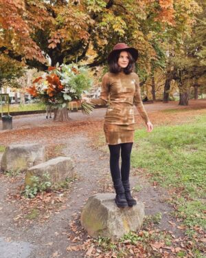 Joyce Ilg Instagram - Ich bin ein Herbstkind! 🍂🍁 Im goldenen Oktober bin ich zur Welt gekommen. Und ich liebe diese Jahreszeit. Auch wenn ich meinen Geburtstag nie richtig draußen feiern & ne Gartenparty schmeißen konnte 😂. Und auch mit dem Älterwerden hab ich früher ein Problem gehabt, weswegen ich oft nicht wollte, dass der Sommer endet. Schon an meinem 20. Geburtstag hab ich geweint, weil ich kein Teenager mehr war. Aber mittlerweile -paradoxerweise umso älter ich werde- hab ich weniger ein Problem damit. Denn das Älterwerden entpuppte sich als wundervolle Reise, bei der ich die Zeit nicht mehr zurückdrehen wollen würde. 💫❤⏳