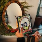 Joyce Ilg Instagram – *Werbung
❄️⛄ Spieglein, Spieglein an der Wand, Weihnachtselfe Joyce ist wieder im Land! 🧚🏻‍♀️ Spätestens zur Weihnachtszeit hol ich die Elfenohren jedes Jahr aus dem Schrank.
Und jetzt auch mein #GalaxyFold3 von @samsunggermany, um die schönen Momente voller Spaß, Liebe & Familie einzufangen. Und selbst Oma & Opa können auf dem großen Display alles sehen 😂. Habt ihr auch winterliche Rituale? Vielleicht Raclette mit Freunden oder einen bestimmten Weihnachtssong hören? ❤️

#TeamGalaxy