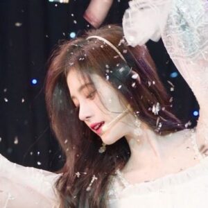 Ju Jingyi Instagram - ❄️👭👭👯‍♀️💃🏻🤟🏻