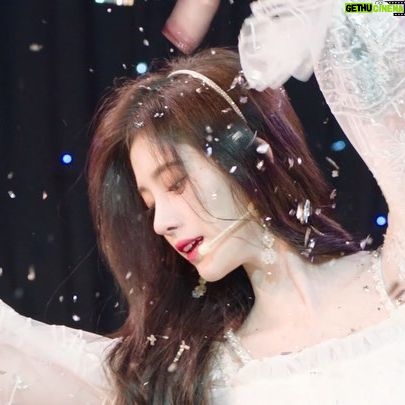 Ju Jingyi - 91.6K Likes - ❄️👭👭👯♀️💃🏻🤟🏻