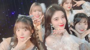 Ju Jingyi Instagram - ❄️👭👭👯‍♀️💃🏻🤟🏻