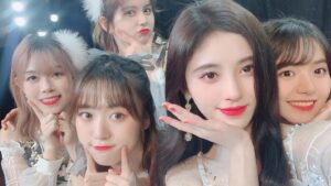 Ju Jingyi Instagram - ❄️👭👭👯‍♀️💃🏻🤟🏻