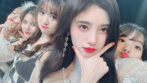 Ju Jingyi Instagram - ❄️👭👭👯‍♀️💃🏻🤟🏻