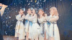 Ju Jingyi Instagram - ❄️👭👭👯‍♀️💃🏻🤟🏻