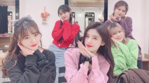 Ju Jingyi Instagram - ❄️👭👭👯‍♀️💃🏻🤟🏻