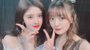 Ju Jingyi Instagram - ❄️👭👭👯‍♀️💃🏻🤟🏻