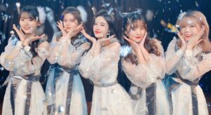Ju Jingyi Instagram - ❄️👭👭👯‍♀️💃🏻🤟🏻