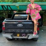 Juana Viale Instagram – Muchos muchos muchos años que @fordargentina y yo nos hemos unido. Amo mi #ranger que me acompaña cuando me visto de princesa y cuando ruteo… es mi hogar… mis hijos identifican nuestra camioneta, mis perros reconocen su sonido cuando llego, es mi hogar en mis viajes…. somos familia, somos la raza fuerte!!! 
Siempre vamos por mas!!!!
Gracias @fordargentina por estar conmigo siempreeeeee