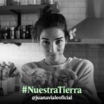 Juana Viale Instagram – Hoy quiero hablarle al millón de personas que conforman esta hermosa comunidad. Me gustaría pedirles que cada uno se convierta en un multiplicador de una situación que tanto me preocupa, les estoy hablando sobre lo que pasa en nuestros bosques nativos. 

¿Sabían que el 1,4 % de los bosques nativos del mundo están en la Argentina?. Esto significa que tenemos en nuestro territorio alrededor de 50 millones de hectáreas de bosque nativo. Es el 20% de la superficie total del país.

Pero ya perdimos el 70% de nuestros bosques nativos a causa de la deforestación. En la actualidad se deforesta aproximadamente 1 hectárea de bosque cada 2 minutos, esto equivale a 30 canchas de fútbol por hora. 

SI. Se deforesta 1 hectárea de bosque cada 2 minutos. Esta situación debe terminar.

Lamentablemente la mitad de los desmontes se realizan en lugares donde está prohibido desmontar, según la Ley de Bosque Nativo.

El 25% de las especies presentes en la Argentina se encuentra en peligro de extinción, según un estudio reciente de la UICN (Unión Internacional para la Conservación de la Naturaleza). 

Las principales razones de pérdida de biodiversidad son la destrucción y fragmentación del hábitat por el avance de la frontera agropecuaria, la caza furtiva, la introducción de especies exóticas invasoras, el cambio climático y la contaminación.

En todo el mundo aproximadamente 1.000.000 de especies son las que están en riesgo de desaparecer. 

Hagamos de las redes sociales un lugar para defender nuestra tierra. Alcemos la voz por nuestros bosques nativos.