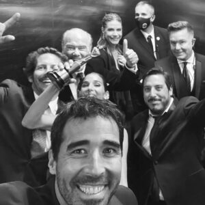 Juana Viale Instagram - Después dwl show... ascensor. Retirandonos, cusl manada. En la cabeza. Mi hermano. Nacho. Él confió en mi. Él me contuvo, sostuvo. Él creyó. El me corrigió. Él me dijo, no lo hagas si no podes en este momento. Él fue quien hizo que yo pueda estar con la persona que necesitaba estar en un momento dificíl. El me levanto la cabeza cuando estaba quebrada. 
Somos muchos en esta foto. Pero quiero hablar de él. Porque nacho se mueve en silencio, sin que uno sepa. Nacho se adelanta. Nacho proteje. Nacho cuida, escucha.... somos hermanos, ok???? Nos re puteamos también pero los años, la experiencia nos ha enseñado a respetarnos con nuestras personalidades sin interponer el deseo personal, ni laboral.
Nacho logró que en plena pandemia, salga a flote un proyecto iniciado hace mas de 53 años. Y acá sumo a dieguito, #diegopalacio que es el socio de nacho, que es el que dice que todo va a estar bien.... y se esta prendiendo fuego la cocina pero al final se resuelve! Ellos son balance.
Pero no quiero irme por las ramas...
Nacho. Gracias. Te amo. Y hay cosas que no tienen que xontarse, ni que explicarse, pero cuando se hacen, de la forma genuina que las haces, es porque sos noble, sincero, sensible (sin tanto abrazo jijiji), buena madera, mecha corta, y por sobre todo, buen hermano. 
Gracias. Siempre y te amo.