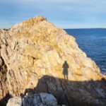 Juana Viale Instagram – Aquí en modo reflexivo. Mirando un poco mi carrete, viendo donde la vida y mis decisiones me han llevado. Donde pude sentir (me), mirar el horizonte, observar lo simple y lo natural de la vida. Y sí, la patagonia, nuestra patagonia, con nuestros msres y lleno de vida por donde espíes. Y pienso en la fragilidad de todo. Como se esta destruyendo, extinguiendo, arrasando frente a nuestras narices y después simplemente sera tarde. 
Que poder que tienen los gobernadores, intendentes, sindicalistas y el presidente… los de hoy, ayer y mañana para ponernos como país número uno en naturleza, turismo y desarrollos en torno a nuestros recursos naturales sin dañarlos… 
Aquí les dejo tan solo dos días de mi vida en constante contacto con lo que a mi me llena de vida y que se que si no lo cuidamos, es finito.
Ampliemos nuestras areas marinas protegidas. Hagamos que nos escuchen, que nos vean. 
En fin… mi granito aca y les cuento que pretebdo ser una playa entera… no un granito. Si quieren, se suman a mi visión, amor, deseo, energía, espíritu. Compartanme sus deseos, lo que les gusta de la naturaleza. 
Besos y que tengan bello día!

Ph: @markomagister