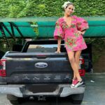Juana Viale Instagram – Muchos muchos muchos años que @fordargentina y yo nos hemos unido. Amo mi #ranger que me acompaña cuando me visto de princesa y cuando ruteo… es mi hogar… mis hijos identifican nuestra camioneta, mis perros reconocen su sonido cuando llego, es mi hogar en mis viajes…. somos familia, somos la raza fuerte!!! 
Siempre vamos por mas!!!!
Gracias @fordargentina por estar conmigo siempreeeeee