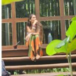 Juana Viale Instagram – Volar. Alas transparentes. Como las hadas.
Vaya uno a saber a donde me había ido… no se si regrese. No se si alguna vez estuve aquí/allá. 
Volar.