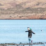 Juana Viale Instagram – Aquí en modo reflexivo. Mirando un poco mi carrete, viendo donde la vida y mis decisiones me han llevado. Donde pude sentir (me), mirar el horizonte, observar lo simple y lo natural de la vida. Y sí, la patagonia, nuestra patagonia, con nuestros msres y lleno de vida por donde espíes. Y pienso en la fragilidad de todo. Como se esta destruyendo, extinguiendo, arrasando frente a nuestras narices y después simplemente sera tarde. 
Que poder que tienen los gobernadores, intendentes, sindicalistas y el presidente… los de hoy, ayer y mañana para ponernos como país número uno en naturleza, turismo y desarrollos en torno a nuestros recursos naturales sin dañarlos… 
Aquí les dejo tan solo dos días de mi vida en constante contacto con lo que a mi me llena de vida y que se que si no lo cuidamos, es finito.
Ampliemos nuestras areas marinas protegidas. Hagamos que nos escuchen, que nos vean. 
En fin… mi granito aca y les cuento que pretebdo ser una playa entera… no un granito. Si quieren, se suman a mi visión, amor, deseo, energía, espíritu. Compartanme sus deseos, lo que les gusta de la naturaleza. 
Besos y que tengan bello día!

Ph: @markomagister