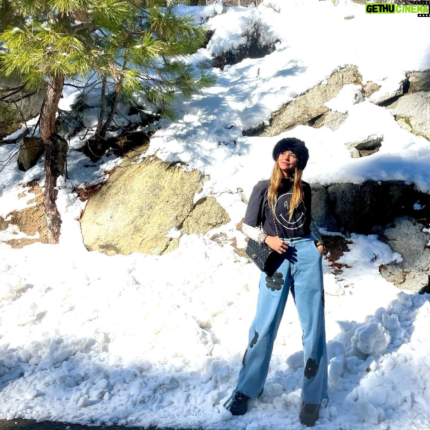 Juanita Arias Instagram - VIVE LA VIDA AL 100% ❄️🤍☃️