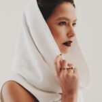 Juanita Arias Instagram – En esta historia nuestras musas son las joyas y la actriz @juanaarias . Los protagonistas son el oro y el ónix de las piezas, representantes de la luz y la oscuridad, y Juana las personifica a ambas. El ónix es conocido por transmutar las energías negativas en positivas, mientras que el oro nos recuerda el poder del sol. Juega con estas energías para tus beauty looks. ¿Lista para hacer alquimia?

Foto: @ilretallack
Realización: @jordilrivas
Modelo: @juanaarias
Producción: @ferpachco y @aaalons para #ELLEMéxico
Estilismo: @jimmy.her_
Maquillaje: @israquiroz
Pelo: @lilttle_lee
Uñas: Fanny Nails
Editora general: Claudia Cándano @candanoclau