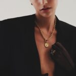 Juanita Arias Instagram – En esta historia nuestras musas son las joyas y la actriz @juanaarias . Los protagonistas son el oro y el ónix de las piezas, representantes de la luz y la oscuridad, y Juana las personifica a ambas. El ónix es conocido por transmutar las energías negativas en positivas, mientras que el oro nos recuerda el poder del sol. Juega con estas energías para tus beauty looks. ¿Lista para hacer alquimia?

Foto: @ilretallack
Realización: @jordilrivas
Modelo: @juanaarias
Producción: @ferpachco y @aaalons para #ELLEMéxico
Estilismo: @jimmy.her_
Maquillaje: @israquiroz
Pelo: @lilttle_lee
Uñas: Fanny Nails
Editora general: Claudia Cándano @candanoclau