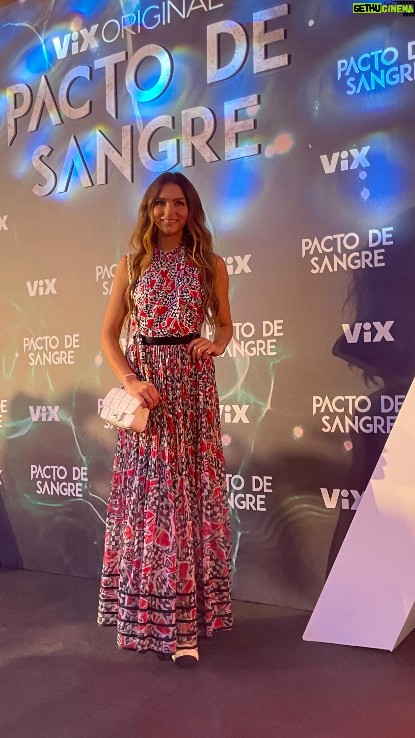 Juanita Arias Instagram - PREMIER DE PACTO DE SANGRE ! ESTRENO 10 De Nov @vix QUE EMOCIÓN ✨ PROYECTAZO con un EQUIPAZO !! look @chanelofficial hair @gabiokka Makeup @anaeuribe