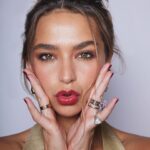 Juanita Arias Instagram – Red lips 💋💄@cosmopolitanmx x @kyliecosmetics
Fotos: @caballeronavor
Styling: @rodrigoaalcantara
Makeup: @ger.parra
Pelo: @gabiokka