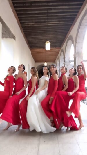 Juanita Arias Instagram - @danicarollo SE CASÓOOOOOOOOOOOOO. #LATINPOWERINRED 👰❤️ #bridesmaids
