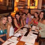 Juanita Arias Instagram - Atendiendo el llamado 🛩️👯‍♀️✨🪩🥂 #DanisBACH