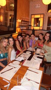 Juanita Arias Instagram - Atendiendo el llamado 🛩️👯‍♀️✨🪩🥂 #DanisBACH