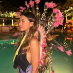 Juanita Arias Instagram - Un Pavito Surreal 🦚💕 … La Sonrisa de la ultima foto es el vibe … 😉