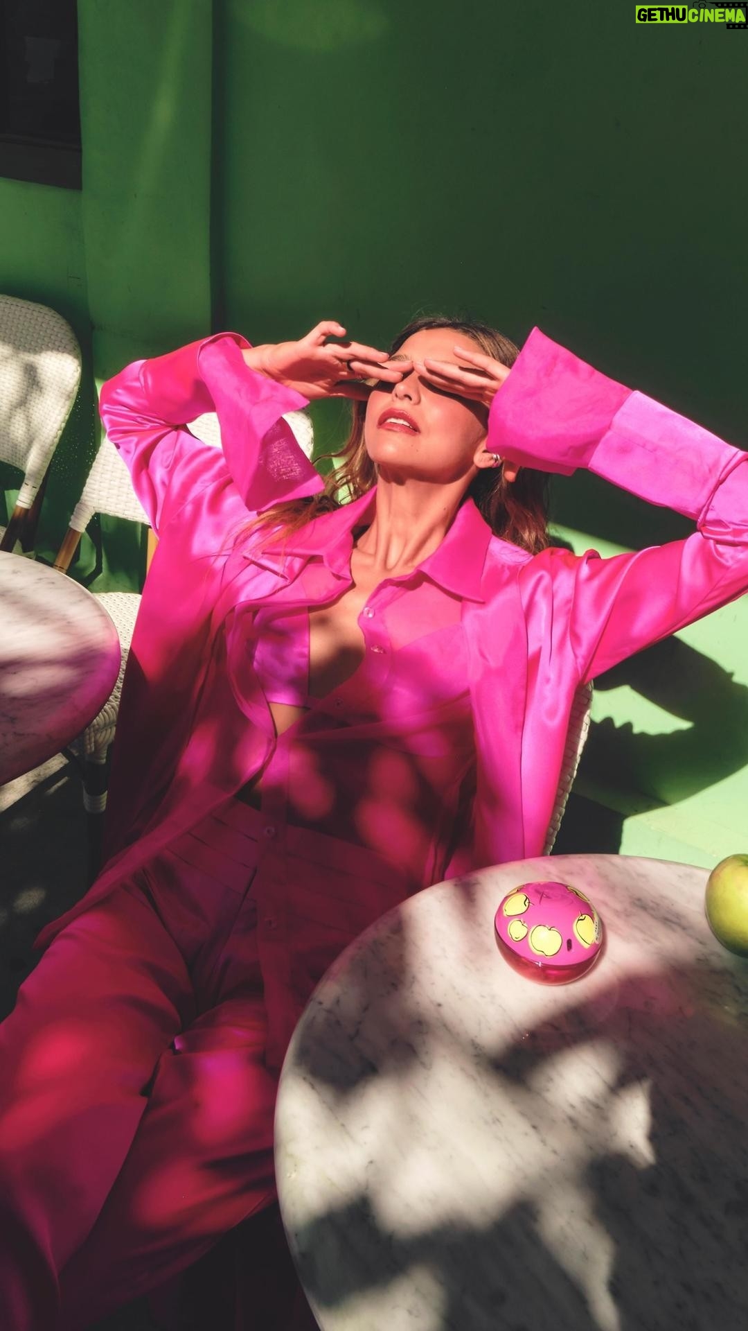 Juanita Arias Instagram - La nueva versión de Be Delicious Orchard St. de DKNY, está inspirada en la icónica calle de graffiti Orchard St de Nueva York. Es una fragancia frutal e ideal para este otoño y para las personas aventureras y versátiles como Juana Arias. . . . Video: Molvo Films @molvofilms . . . #lbeautemx #juanaarias #dkny #actress #actriz #fragrance #fragancia #perfume #belleza #beauty #bedelicious #ny #newyork