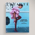 Juanita Arias Instagram – Este octubre nos vestimos de rosa con una historia de reinvención protagonizada por la actriz colombiana Juana Arias y la nueva edición de la icónica manzana de DKNY Be Delicious Orchard St., que persiste en celebrar la individualidad.
.
.
.
Fotografía: Enrique Leyva @enriqueleyva_ 
Protagonista: Juana Arias @juanaarias
Realización y texto: Florencia López @florencialo 
Coordinación: Paula Prieto @paulaprietomtz 
Editora en jefe: Stephanie Arouesty @steph_aro
Dirección de arte: Alexis López @alexislornelas
Estilismo: Sofía Flores @sofyflorees 
Maquillaje: Roberto Sierra @robbielikemargot
Pelo: Aldo Ek @aldo.ek
Uñas: María Sofía Pérez
 Asistente de estilismo: Ana Lucía Marban @analumarbab
Locación: Hotel Brick @brick_hotel
.
.
.
#lbeautemx #juanaarias #dkny #actress #actriz #fragrance #fragancia #perfume #belleza #beauty #bedelicious