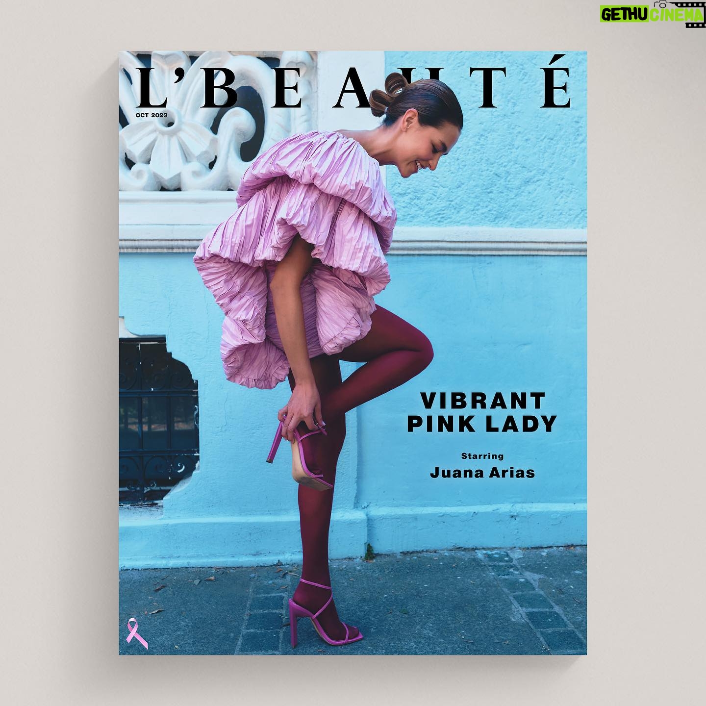 Juanita Arias Instagram - Este octubre nos vestimos de rosa con una historia de reinvención protagonizada por la actriz colombiana Juana Arias y la nueva edición de la icónica manzana de DKNY Be Delicious Orchard St., que persiste en celebrar la individualidad. . . . Fotografía: Enrique Leyva @enriqueleyva_ Protagonista: Juana Arias @juanaarias Realización y texto: Florencia López @florencialo Coordinación: Paula Prieto @paulaprietomtz Editora en jefe: Stephanie Arouesty @steph_aro Dirección de arte: Alexis López @alexislornelas Estilismo: Sofía Flores @sofyflorees Maquillaje: Roberto Sierra @robbielikemargot Pelo: Aldo Ek @aldo.ek Uñas: María Sofía Pérez Asistente de estilismo: Ana Lucía Marban @analumarbab Locación: Hotel Brick @brick_hotel . . . #lbeautemx #juanaarias #dkny #actress #actriz #fragrance #fragancia #perfume #belleza #beauty #bedelicious